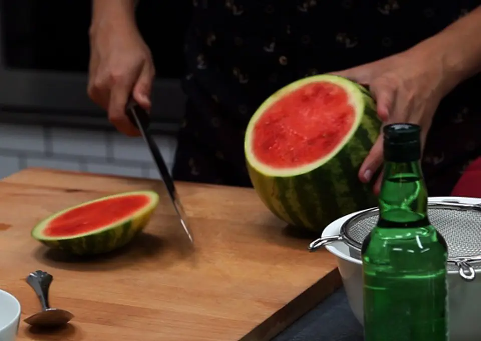 Cách làm cocktail dưa hấu với rượu soju Hàn Quốc mới lạ