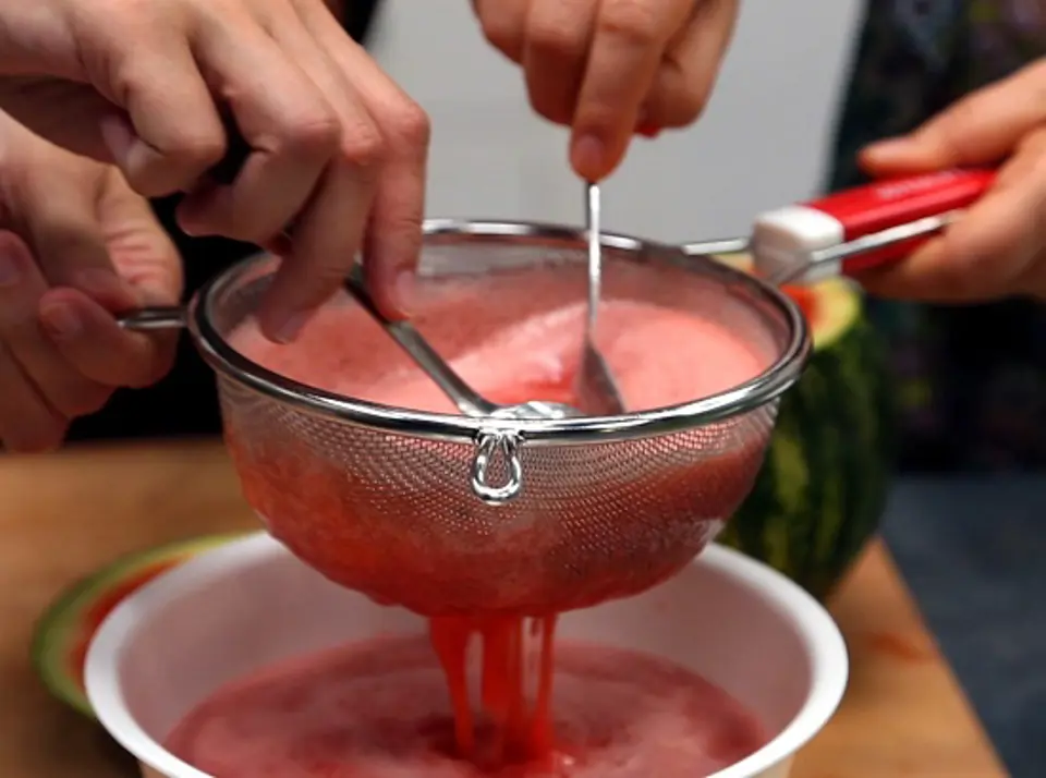 Cách làm cocktail dưa hấu với rượu soju Hàn Quốc mới lạ