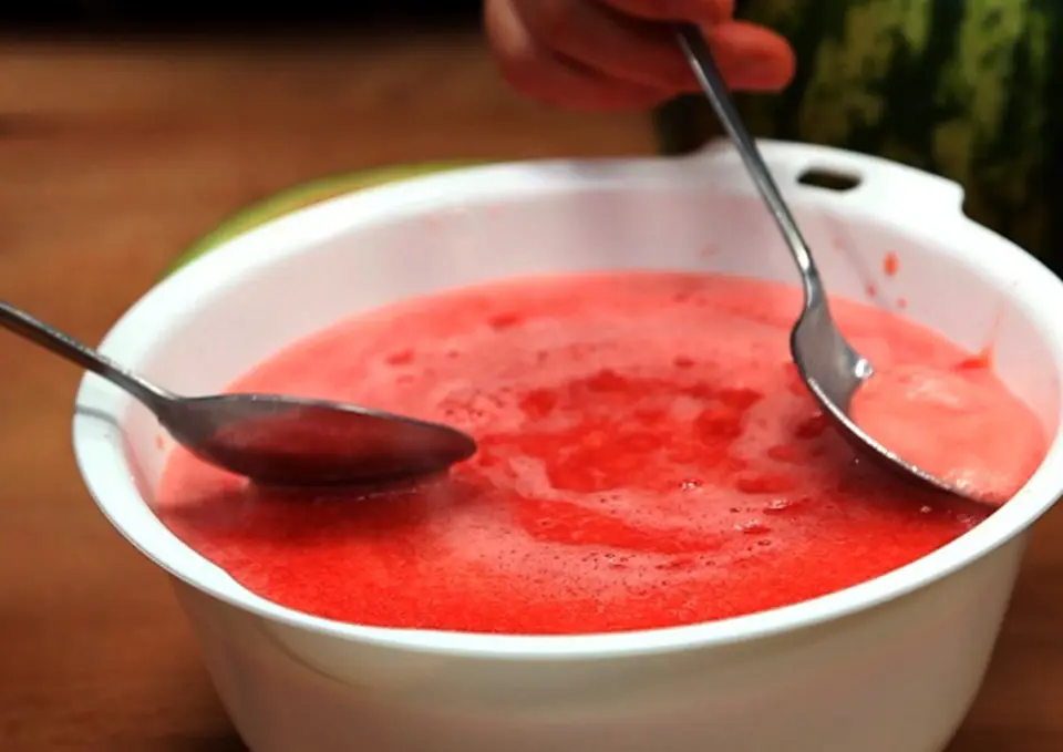 Cách làm cocktail dưa hấu với rượu soju Hàn Quốc mới lạ