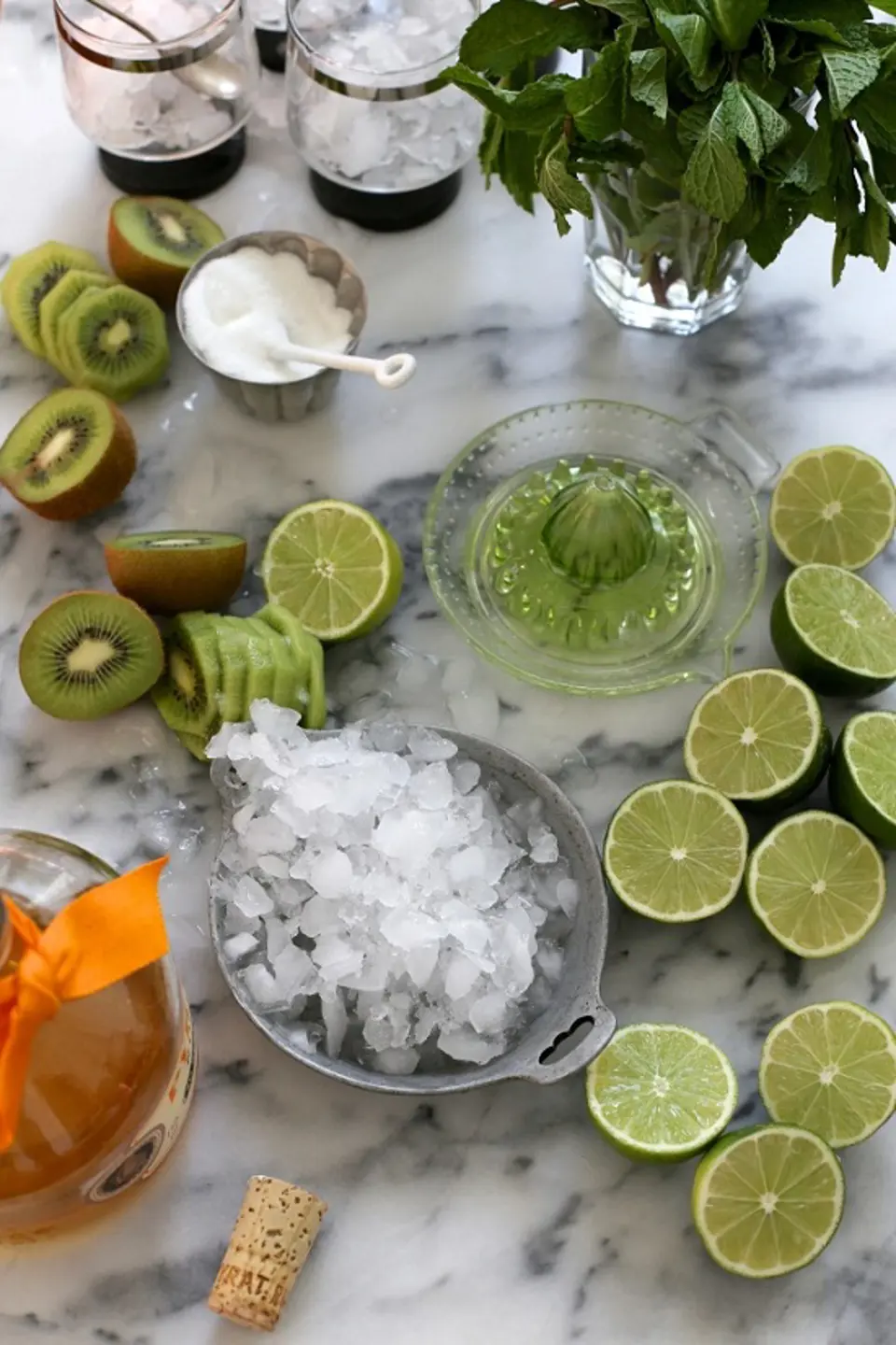 Cách làm cocktail kiwi với lá bạc hà mát lạnh