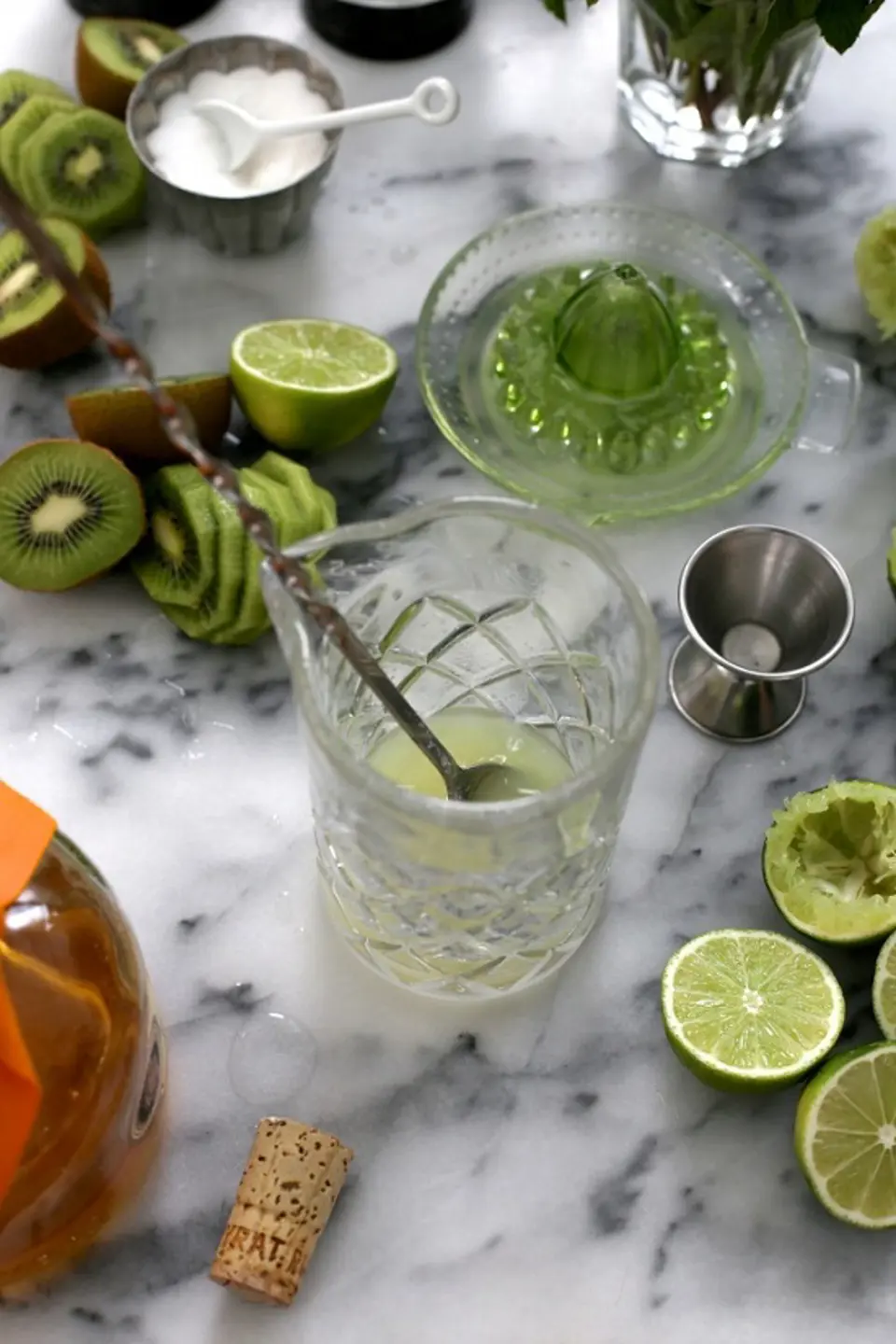 Cách làm cocktail kiwi với lá bạc hà mát lạnh