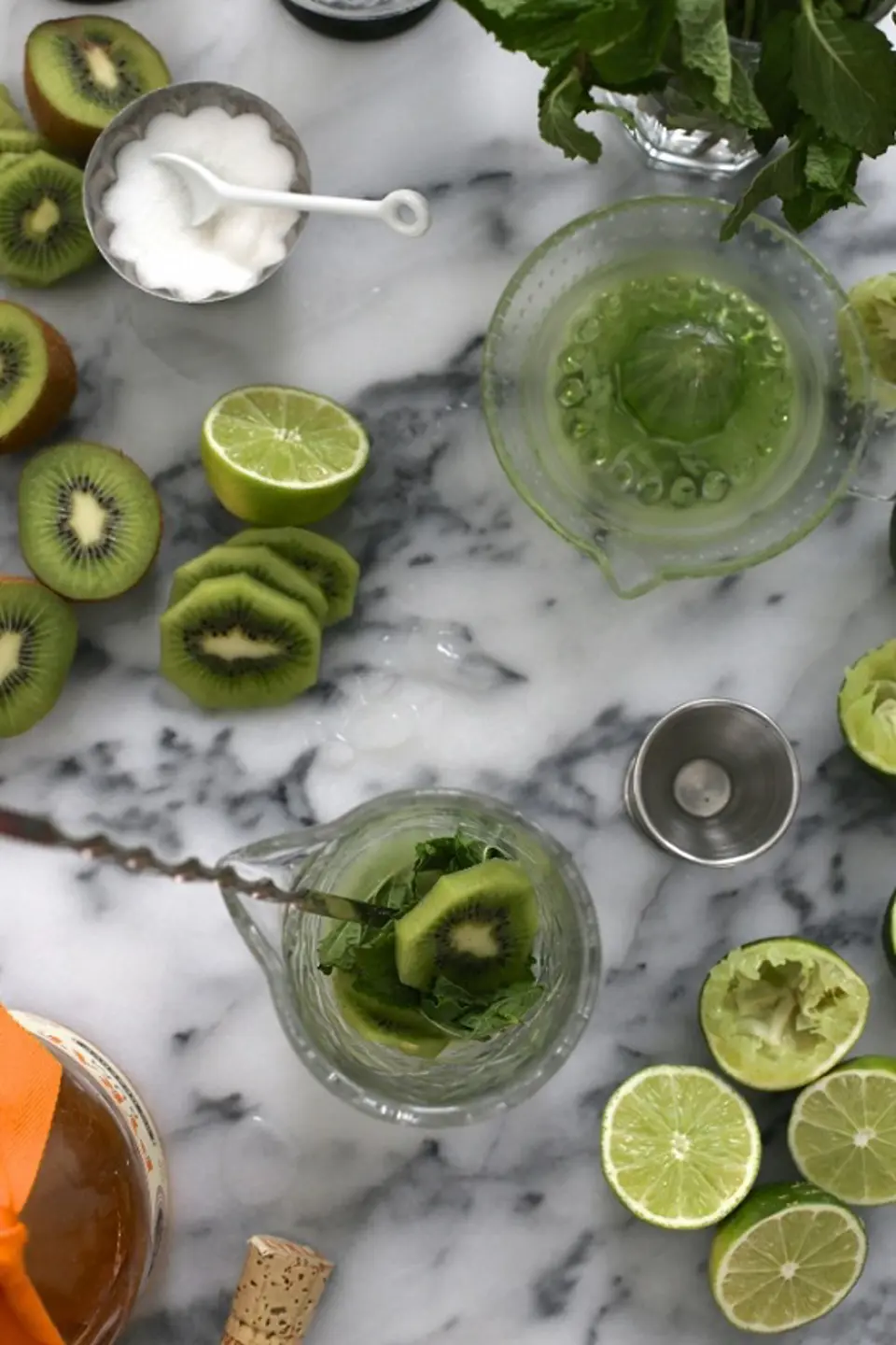 Cách làm cocktail kiwi với lá bạc hà mát lạnh
