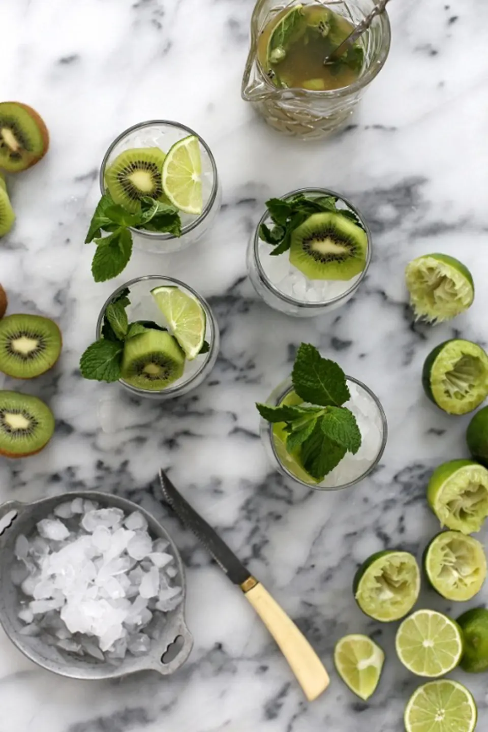 Cách làm cocktail kiwi với lá bạc hà mát lạnh