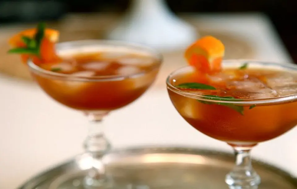 Cách làm cocktail trà đen với rượu whisky cực hấp dẫn