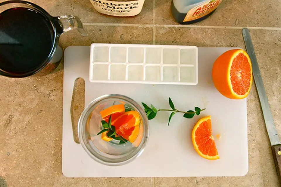 Cách làm cocktail trà đen với rượu whisky cực hấp dẫn