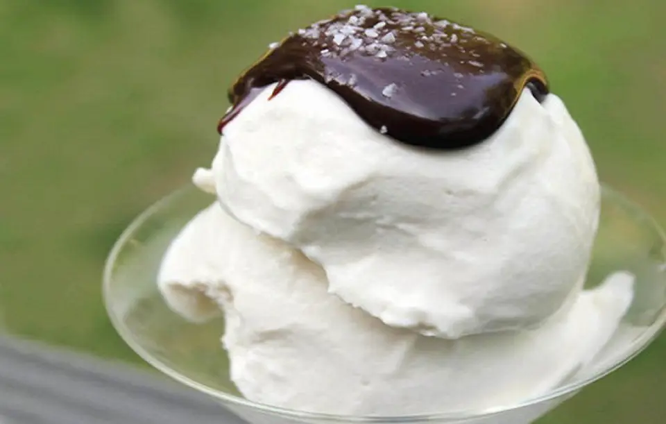 Cách làm kem caramel mặn không cần máy đánh kem