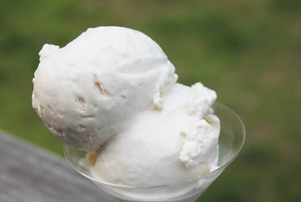 Cách làm kem caramel mặn không cần máy đánh kem