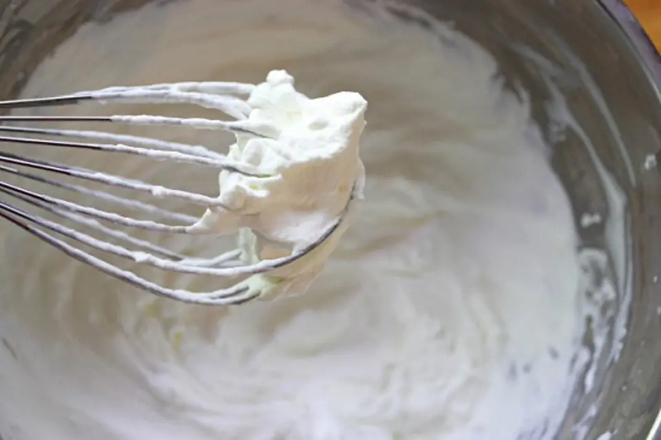 Cách làm kem caramel mặn không cần máy đánh kem