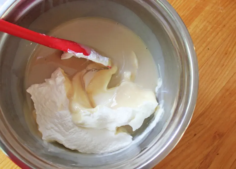 Cách làm kem caramel mặn không cần máy đánh kem