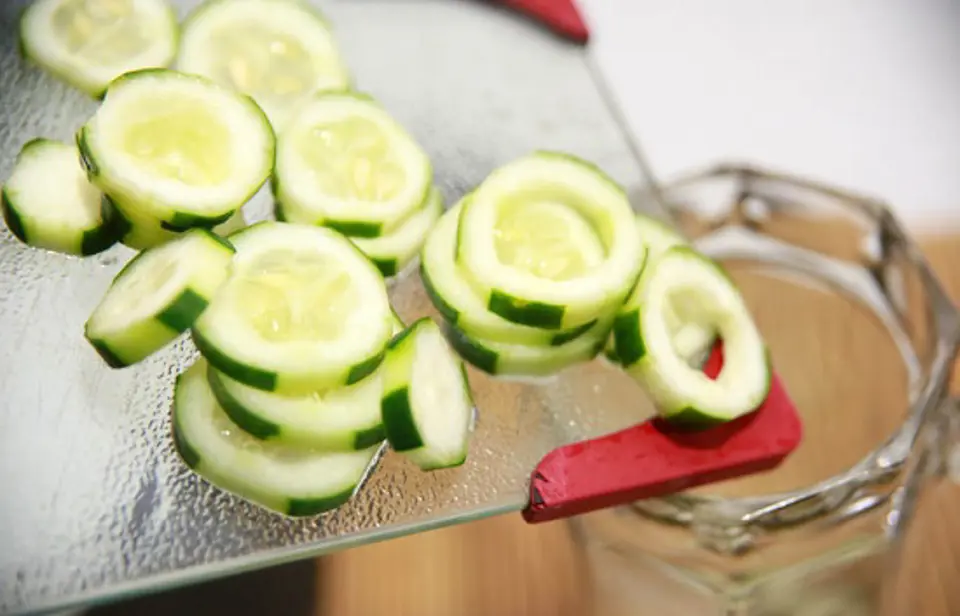 Cách làm nước detox dưa chuột sảng khoái cực đã