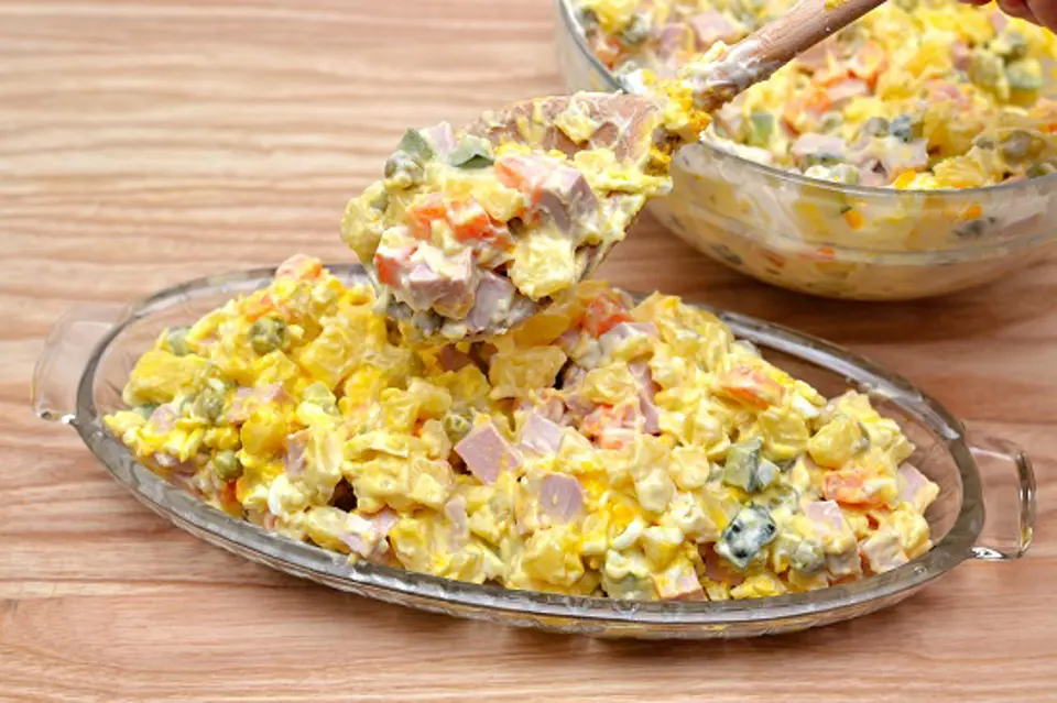 Cách làm salad Nga giải nhiệt ngày hè