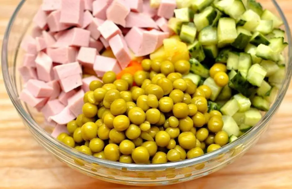 Cách làm salad Nga giải nhiệt ngày hè