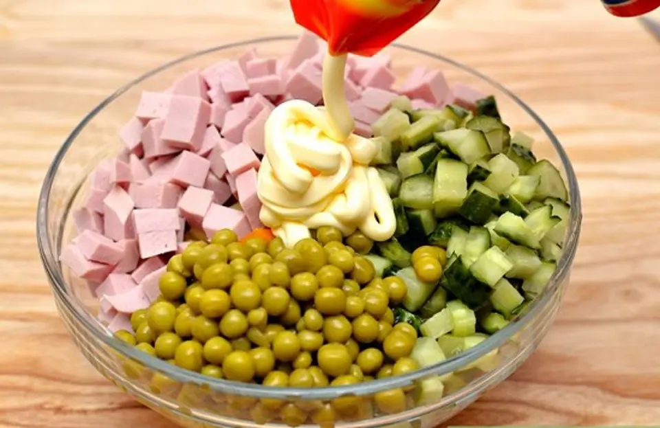Cách làm salad Nga giải nhiệt ngày hè