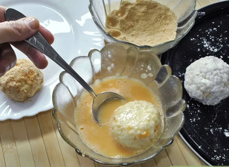 Cách làm cơm viên chiên giải quyết thức ăn thừa ngày hè