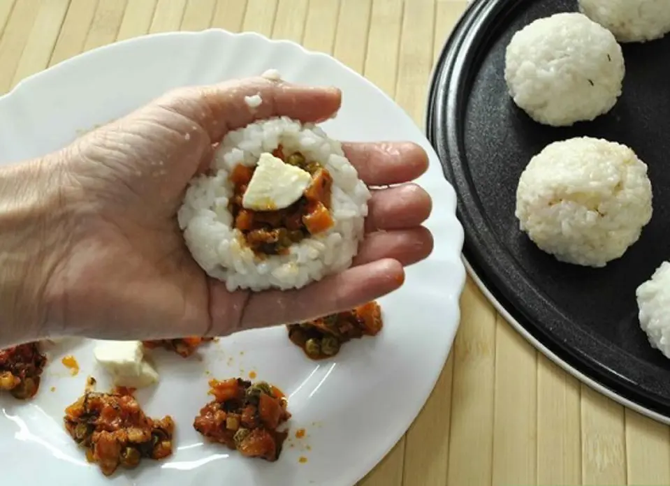 Cách làm cơm viên chiên giải quyết thức ăn thừa ngày hè