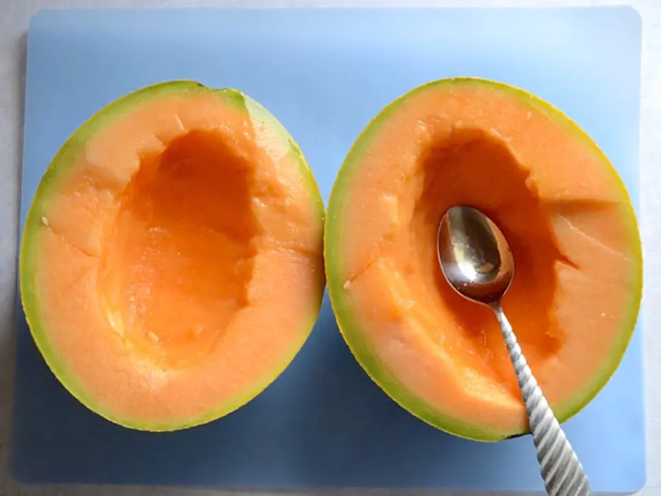 Cách làm dưa vàng dầm ớt chua ngọt ngon lạ