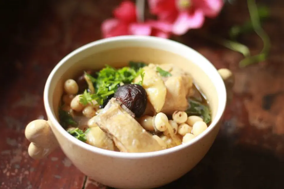 Cách làm món gà hầm hạt sen bổ dưỡng