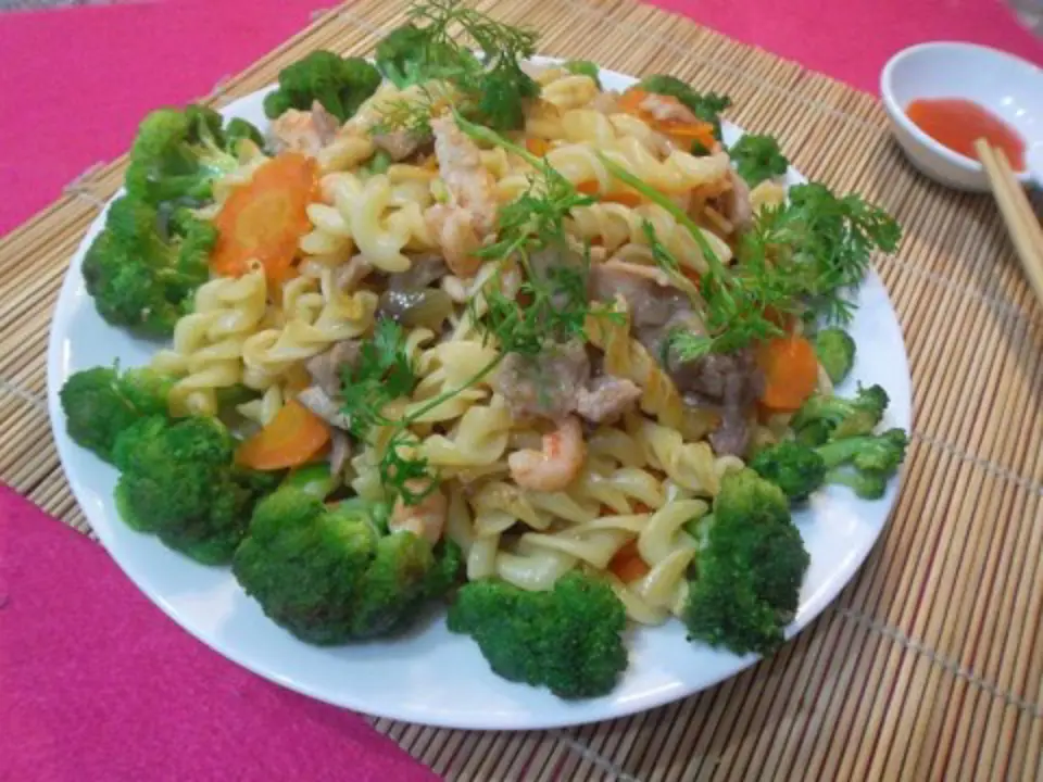 Cách làm nui nấu tôm thịt cho bé
