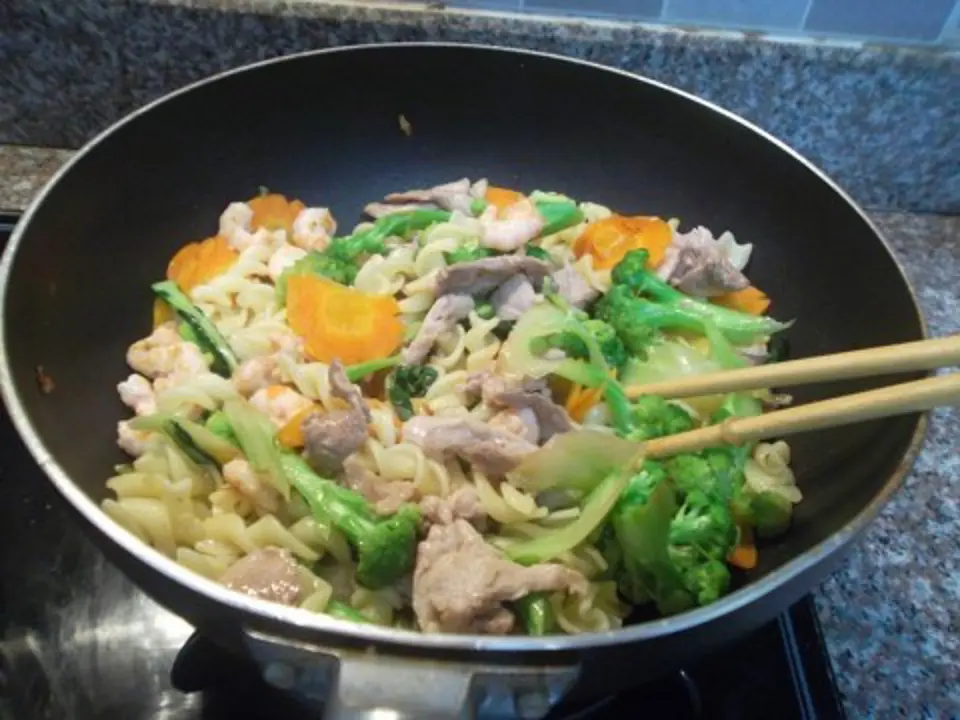 Cách làm nui nấu tôm thịt cho bé