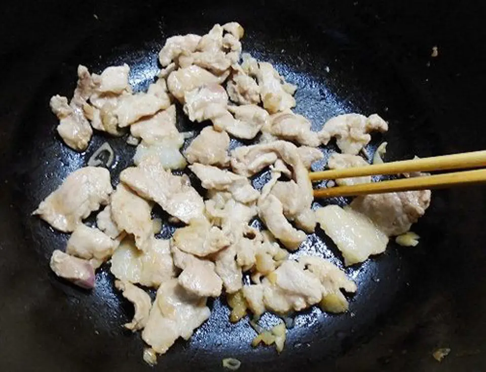 Cách làm nui nấu tôm thịt cho bé