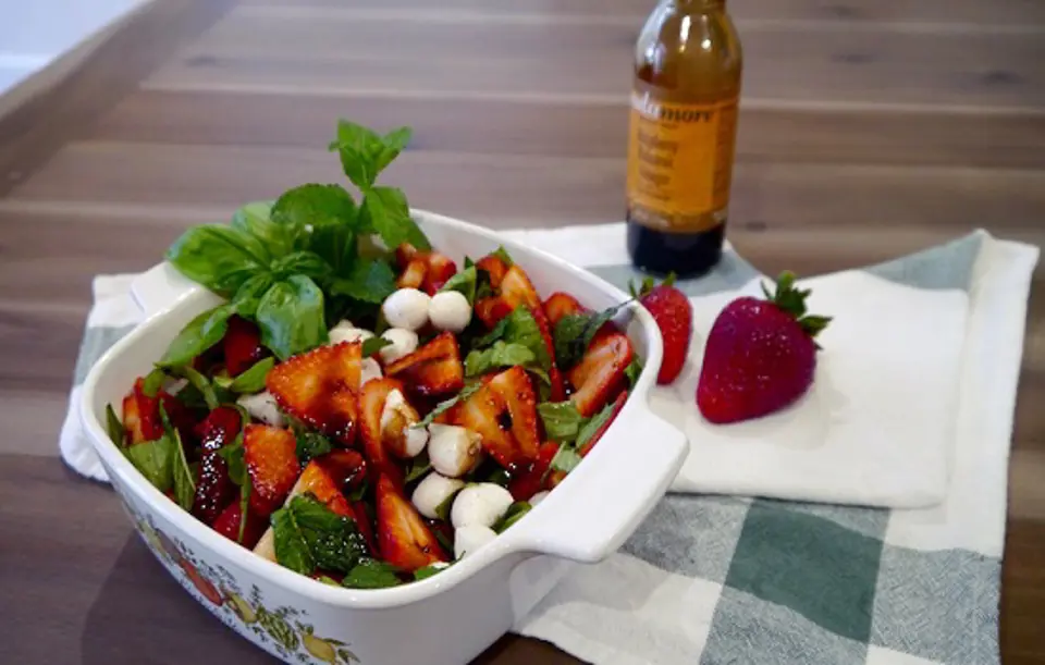 Cách làm salad dâu tây đẹp mắt tươi mát cho mùa hè