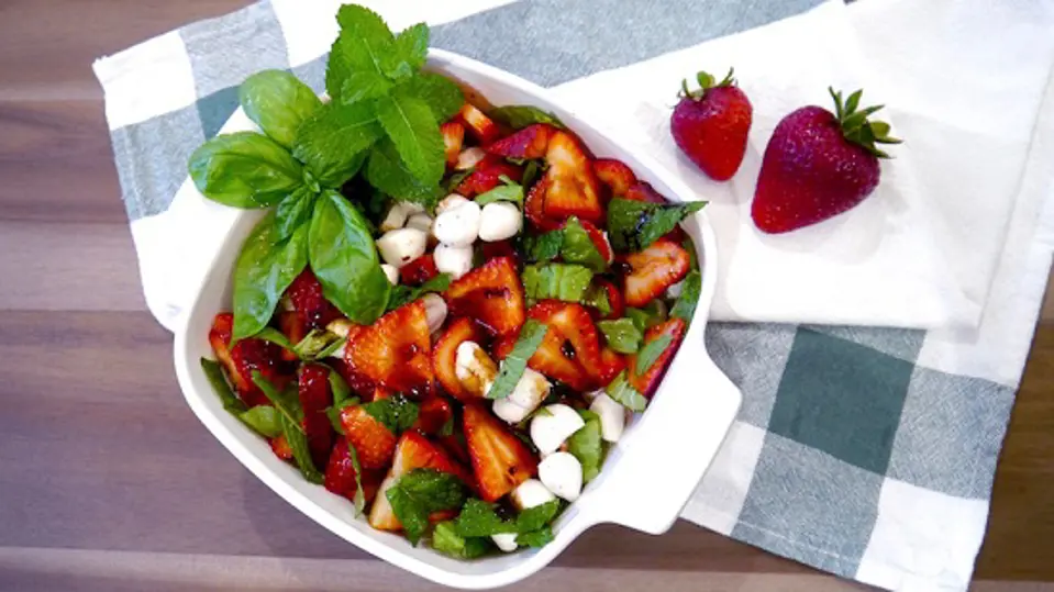 Cách làm salad dâu tây đẹp mắt tươi mát cho mùa hè