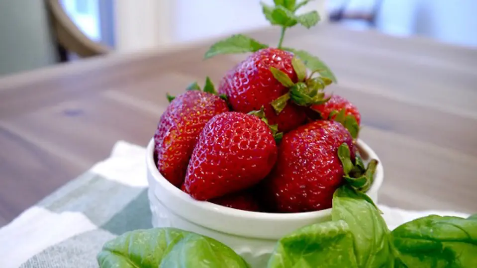 Cách làm salad dâu tây đẹp mắt tươi mát cho mùa hè
