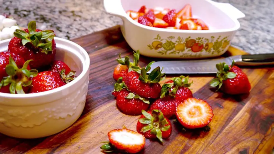 Cách làm salad dâu tây đẹp mắt tươi mát cho mùa hè