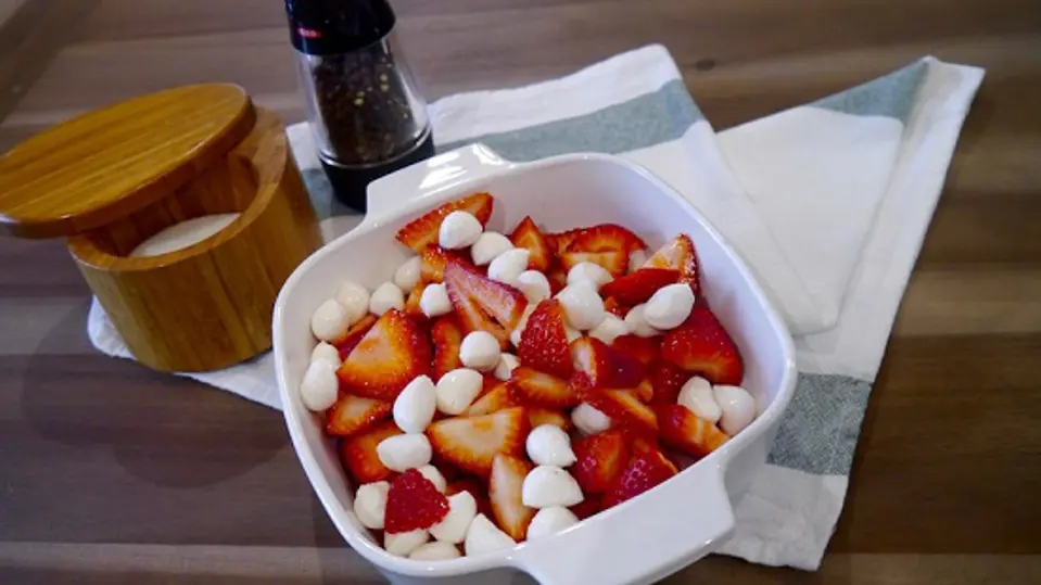 Cách làm salad dâu tây đẹp mắt tươi mát cho mùa hè