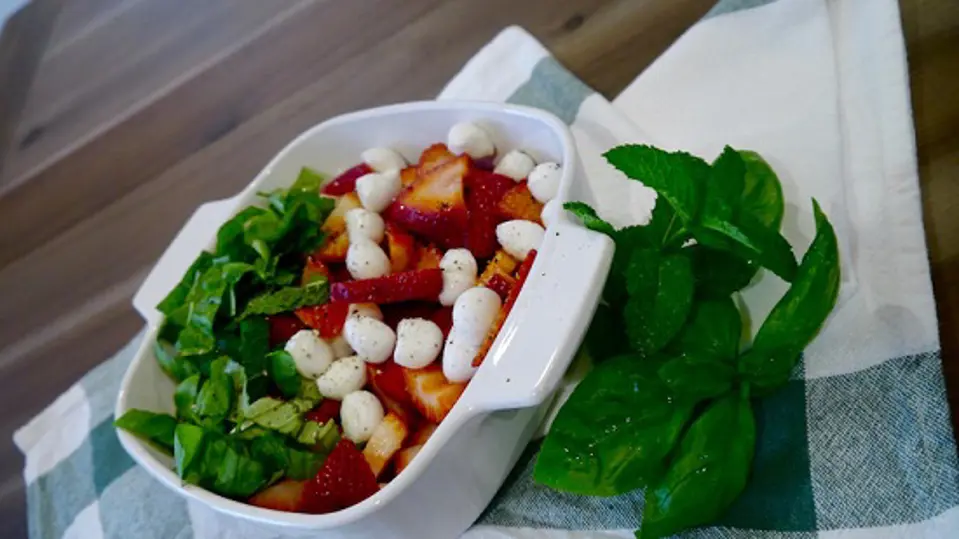 Cách làm salad dâu tây đẹp mắt tươi mát cho mùa hè