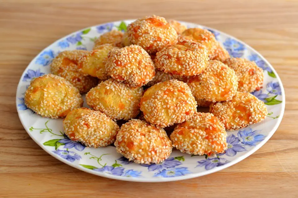 Cách làm bánh phô mai viên tẩm vừng thơm ngon