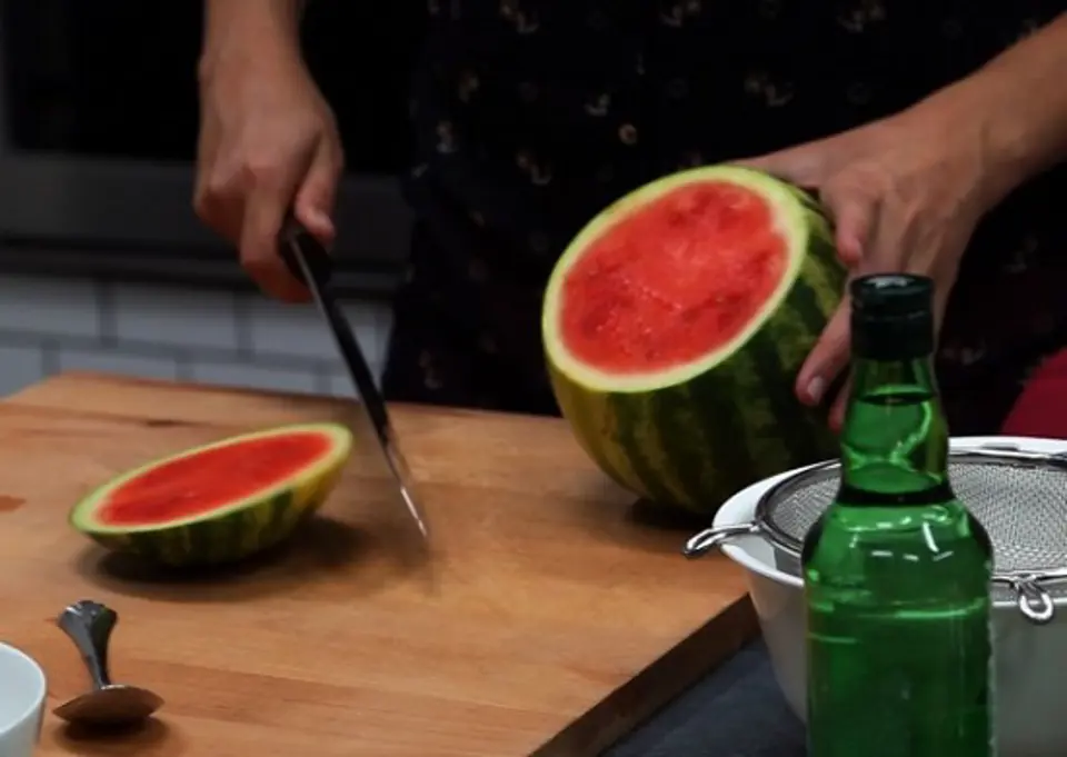 Cách làm Dưa hấu Cocktail Soju chuẩn ngon Hàn Quốc