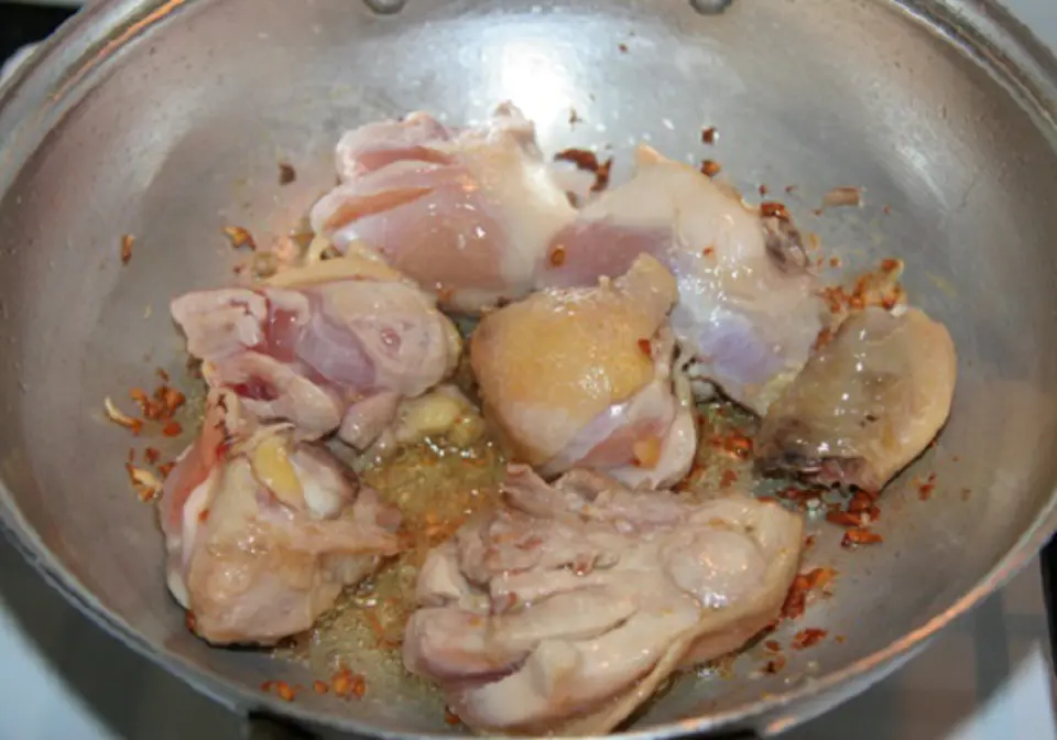 Cách làm món gà om sốt cà chua mới lạ