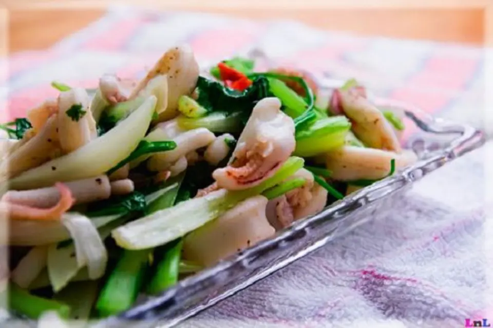 Cách làm món mực xào hành tây bên mâm cỗ