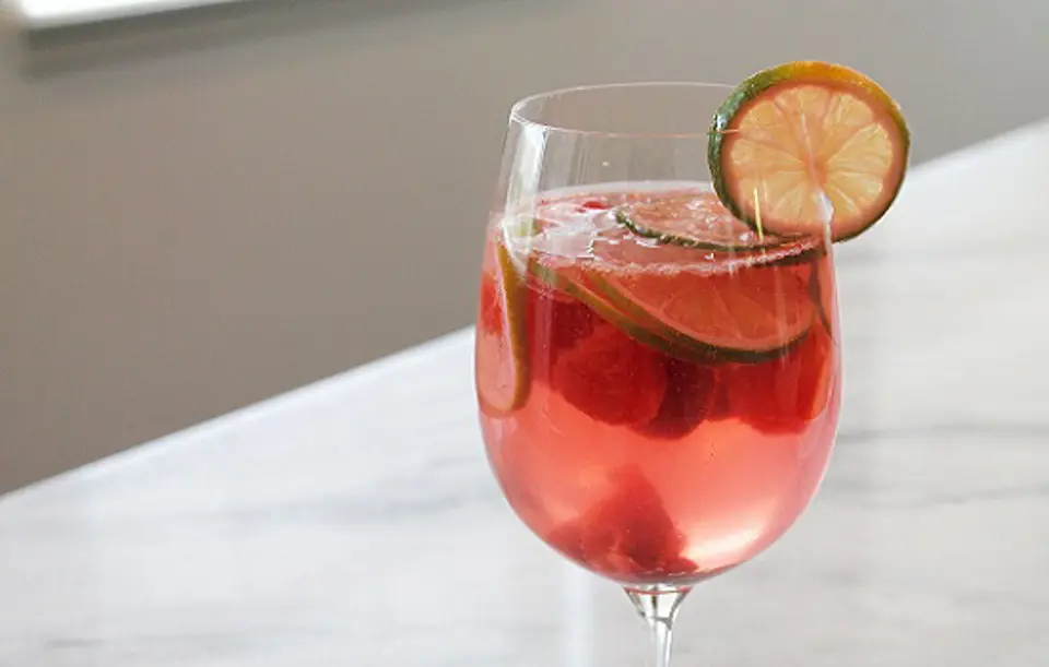 Cách làm Sangria dưa hấu với quả cherry hoàn hảo cho mùa hè Cách làm Sangria dưa hấu với quả cherry hoàn hảo cho mùa hè