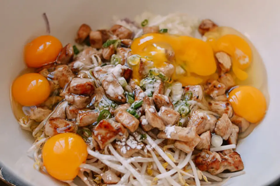 Cách làm trứng chiên thịt gà ngon đặc biệt