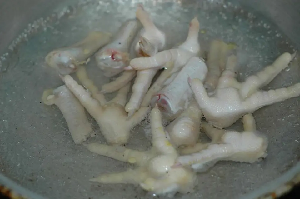 Cách làm chân gà rang muối thơm ngon