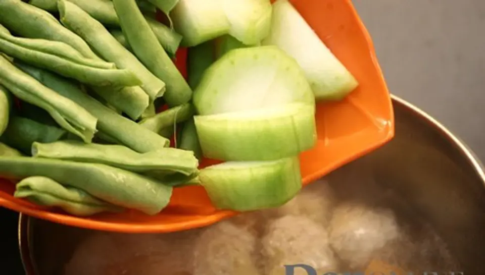 Cách nấu canh củ cải ngọt chả gà lạ miệng