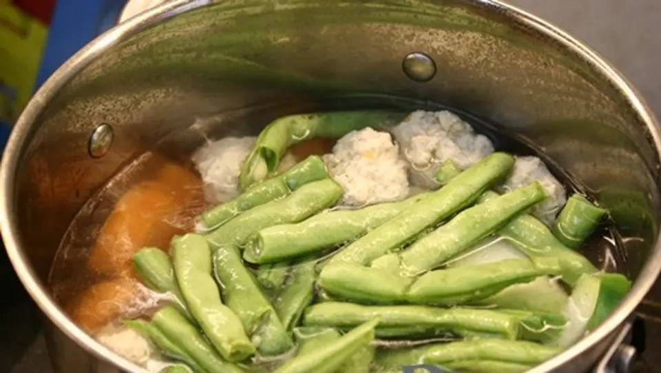 Cách nấu canh củ cải ngọt chả gà lạ miệng