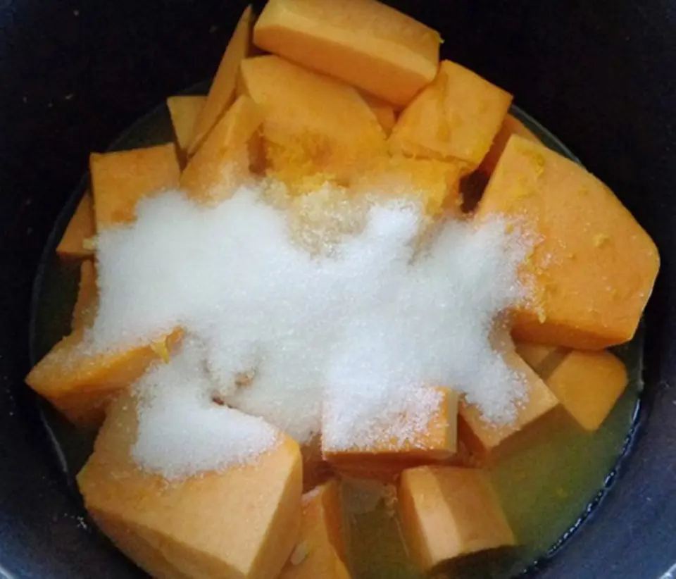 Cách làm mứt bí đỏ dẻo thơm mới lạ