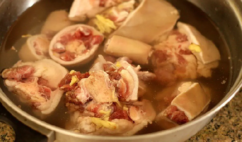 Cách nấu lẩu đuôi bò đơn giản tại nhà