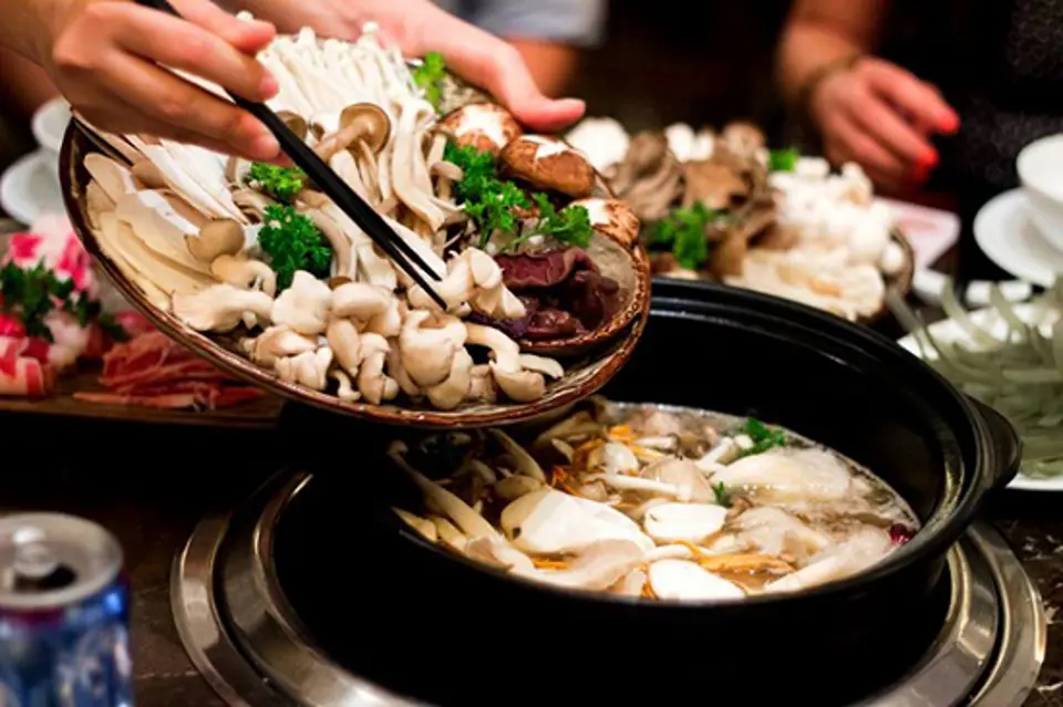 Cách nấu lẩu nấm ngon rẻ tại nhà