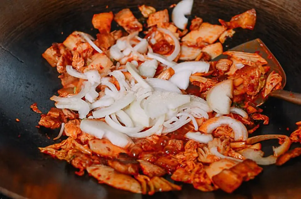 Cách làm thịt heo xào kim chi ngon tuyệt đỉnh