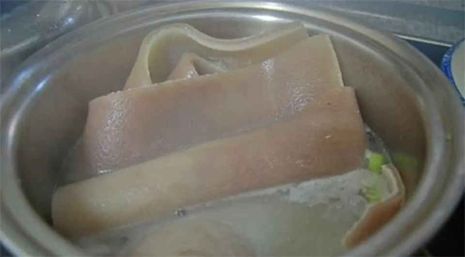 Cách làm bì heo chiên giòn xóc muối ớt cho cả nhà ăn chơi