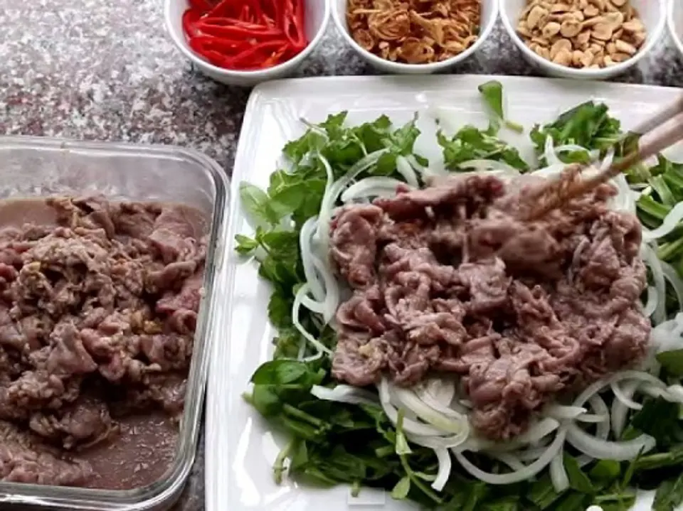 Cách làm bò tái me chua cay cho cả nhà thưởng thức