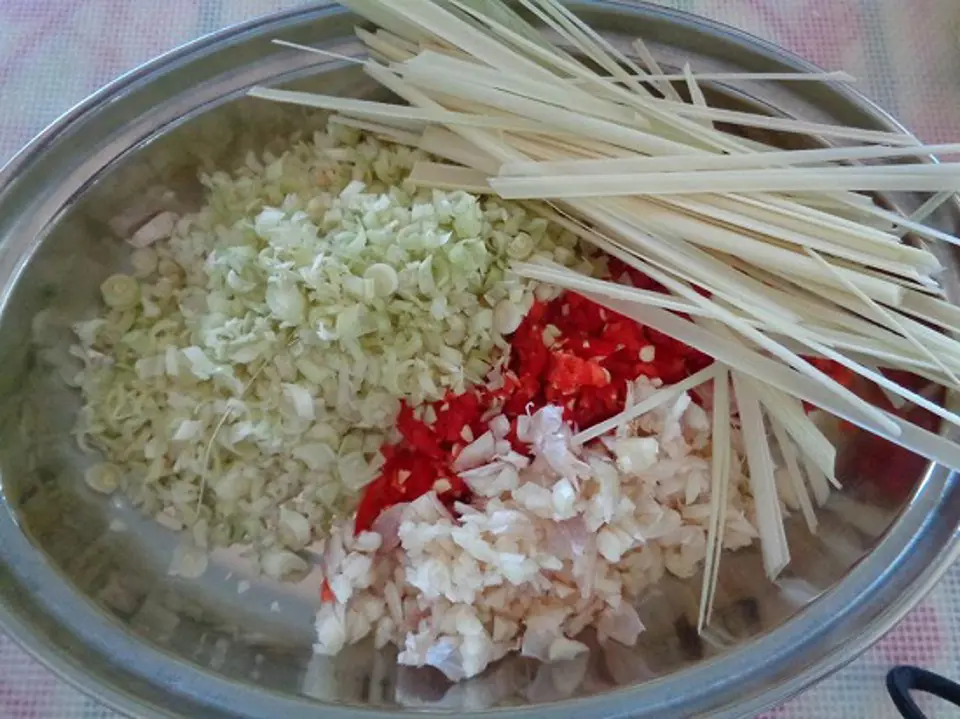 Cách làm gà xóc sả ớt ngon cơm cho cả nhà