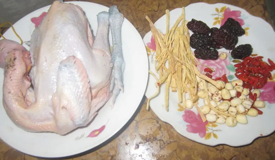 Cách làm gà tre tần hạt sen thuốc Bắc bổ dưỡng