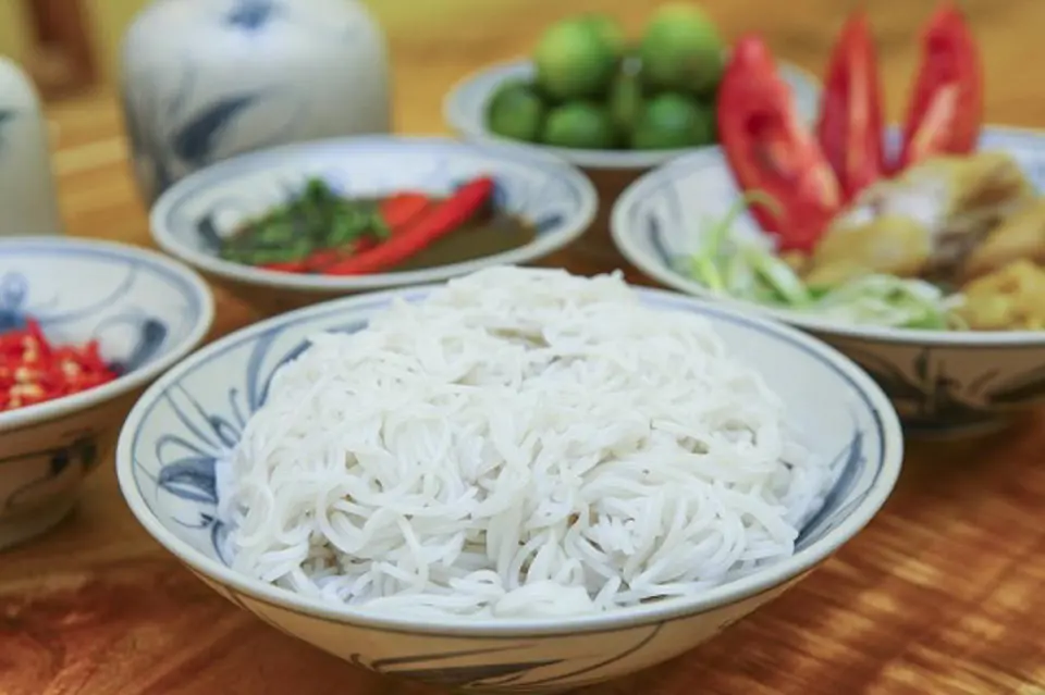 Cách nấu bún bung thanh mát cho cuối tuần